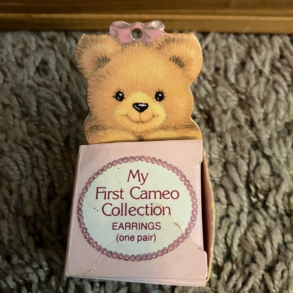 Avon Teddy Cameo Earrings - Soft Pink